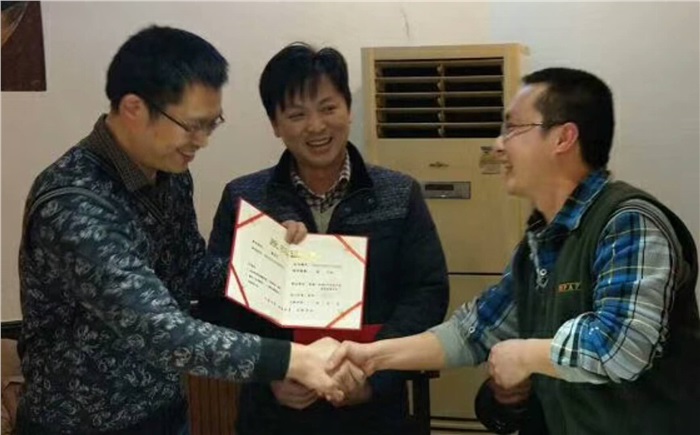 年度總結暨表彰會，員工喜領股權證書、榮譽證書和獎金